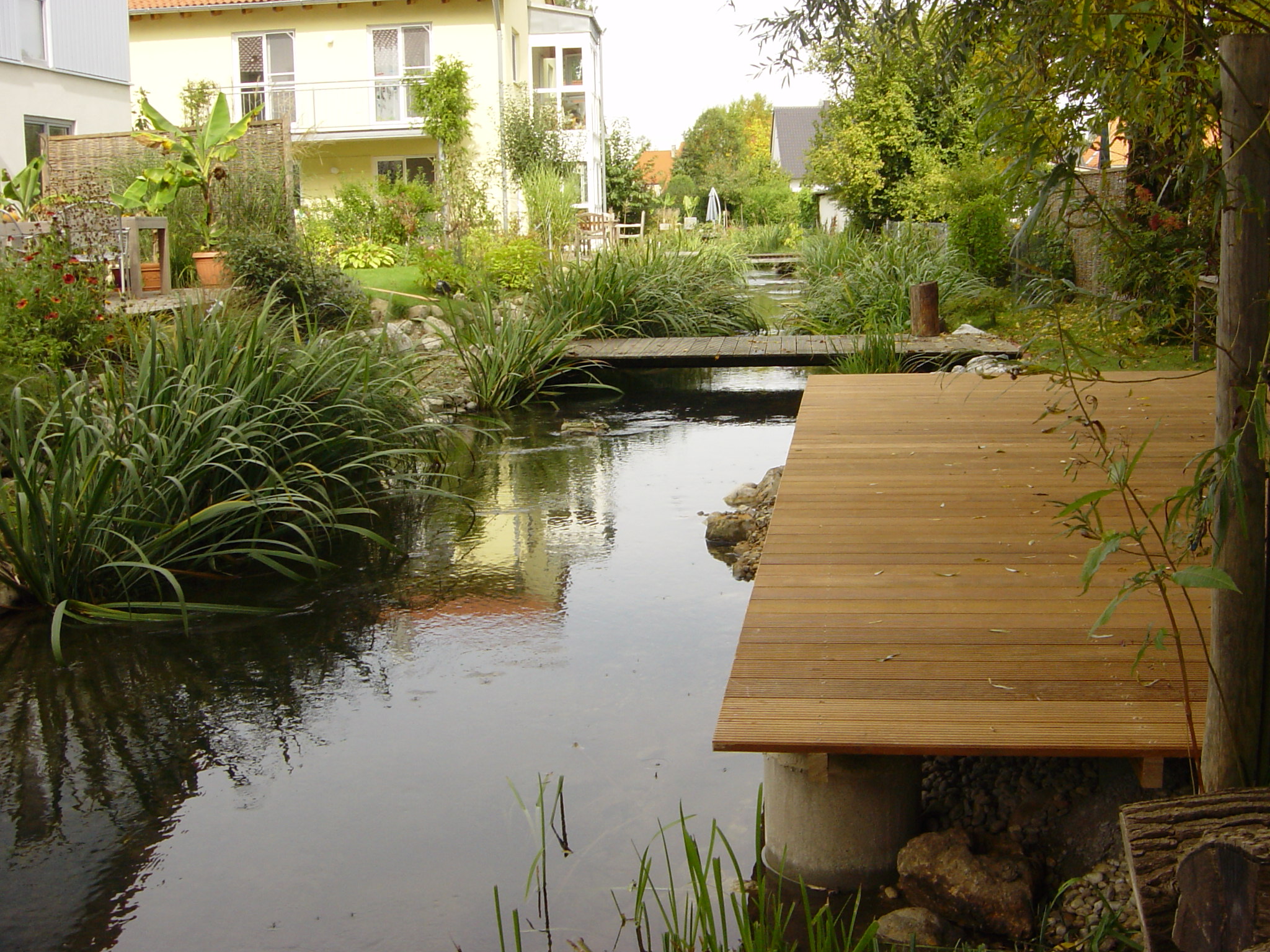 Holzsteg mit Terrasse